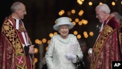 Ratu Inggris Elizabeth II disambut Pastor David Ison (kiri) setibanya di gereja Katedral Santo Paulus, London, di hari terakhir perayaan 60 tahun bertahtanya ratu Inggris di singasana (Diamond Jubilee) (5/6).