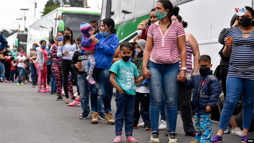 Entre los varados habían niños, ancianos, mujeres embarazadas y pacientes crónicos que pidieron al gobierno colombiano un paso humanitario. [Foto: Diego Huertas]