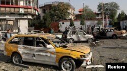 Mobil-mobil yang rusak setelah serangan bom mobil di Kabul, Afghanistan, Rabu, 4 Agustus 2021. 