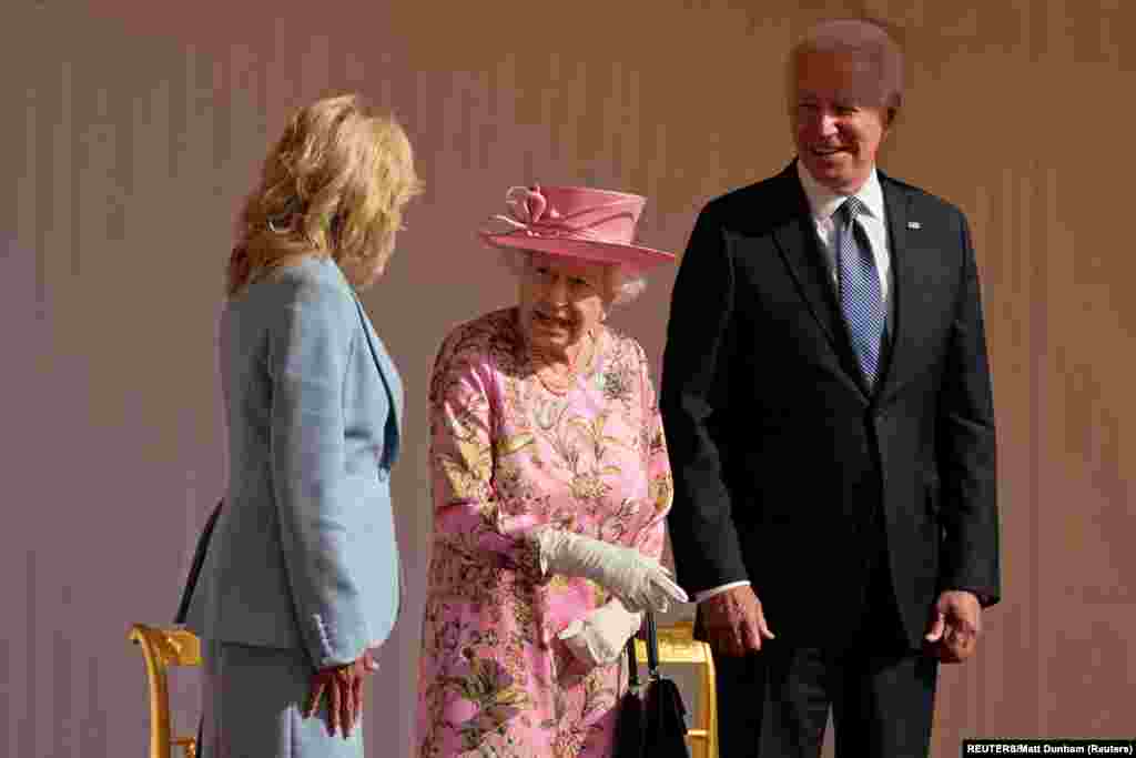 Presiden AS Joe Biden dan Ibu Negara Jill Biden (kiri) saat menghadiri jamuan Ratu Elizabeth II di Kastil Windsor, hari Minggu (13/6). (Foto: Reuters)