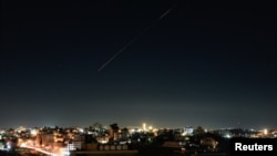 以色列一枚防空导弹在以色列占领的西岸地区上空飞行。（2026年6月7日）