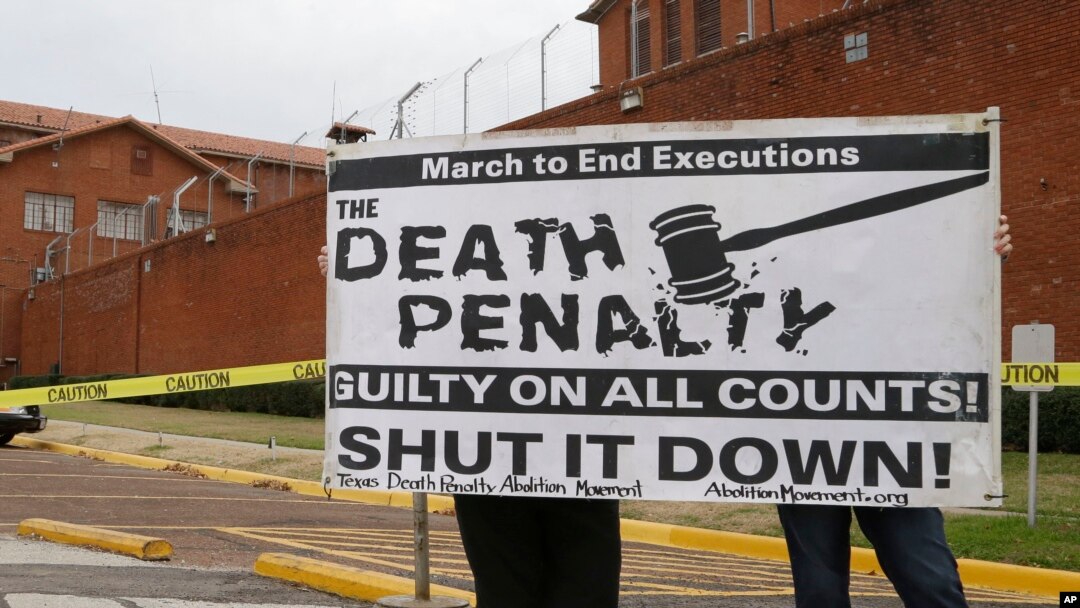 Manifestación en contra de la pena de muerte en las afueras de la prisión de Huntsville, Texas, donde el miércoles fue ejectuda Suzanne Basso.