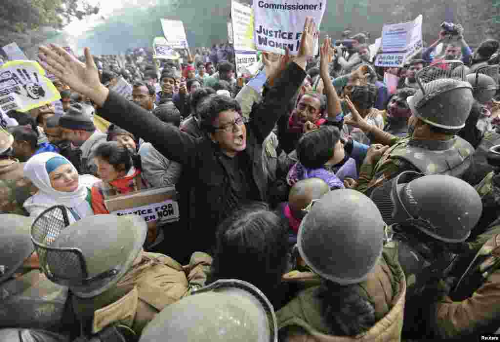 Demonstrators shout slogans as they are surrounded by the police during a protest rally in New Delhi December 27, 2012. Several hundred people gathered in India's capital on Thursday in a bid to rekindle mass protests over the gang rape and ferocious beat