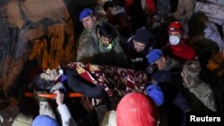Рятувальна операція на місці лікарні, що обвалилась внаслідок землетрусу, Іскендерун, Туреччина, 6 лютого 2023. REUTERS/Umit Bektas