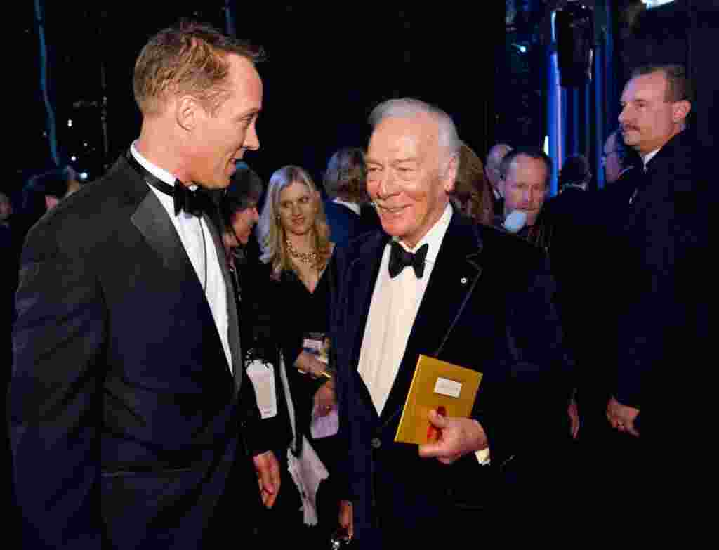 Christopher Plummer, pemenang Aktor Pendukung Terbaik untuk film "Beginners," berada di balik panggung Academy Awards setelah kemenangannya.