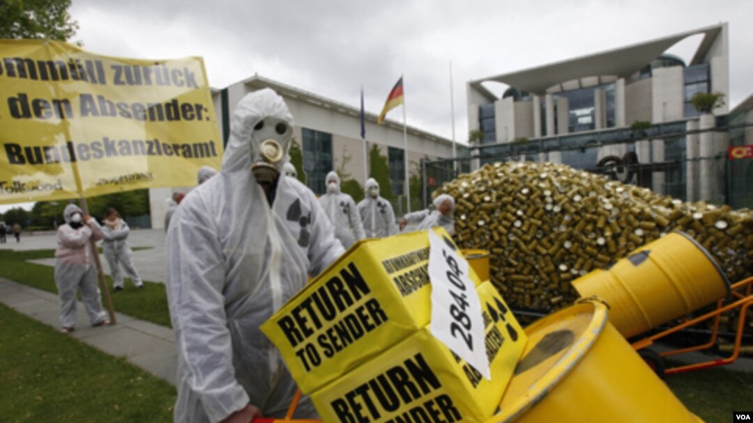 Para aktivis lingkungan di Berlin melakukan protes atas kebijakan energi nuklir di Jerman (16/5).