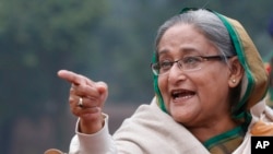 Sheikh Hasina, primeira-ministra do Bangladesh, em conferência de imprensa em Daca (Foto AP/Rajesh Kumar Singh)