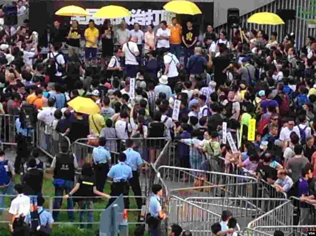 港人重返政總紀念雨傘運動一周年（美國之音海彥拍攝） 