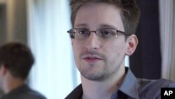ອະ​ດີດພະນັກງານ ​ສືບ​​ລັບສັນຍາ​ຈ້າງຂອງ​ສະຫະລັດ ທ້າວ Edward Snowden ​ໃຫ້ສຳ​ພາດ​ຕໍ່ໜັງສື​ພິມ The Guardian ​ໃນ ຮອງກົງ. 9 ມິຖຸນາ 2013