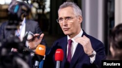 El secretario general de la OTAN, Jens Stoltenberg, habla con los periodistas a su llegada a la reunión informal de ministros de Defensa de la UE en Marsta, Suecia, el 8 de marzo de 2023.