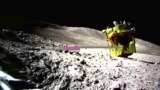 ແຟ້ມພາບ - ຮູບຖ່າຍນີ້ ສະໜອງໂດຍ ອົງການ ຄົ້ນຄວ້າ ອະວິກາດ ຂອງຍີ່ປຸ່ນ ຫຼື (JAXA)/Takara Tomy/Sony Group Corporation/Doshisha Universityສະແດງໃຫ້ເຫັນ ຮູບຖ່າຍໂດຍຍານ Lunar Excursion Vehicle 2 (LEV-2) ຂອງຫຸ່ນຍົນຈາກຍານສຳຫຼວດ ທີ່ເອີ້ນວ່າ SLIM, ຢູ່ເທິງດວງຈັນ.