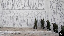 Una patrulla de soldados vigila el monumento a la Batalla de Stalingrado, en Volgogrado, Rusia.