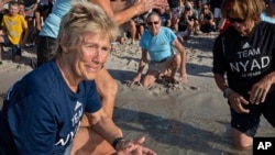 En esta foto proporcionada por Florida Keys News Bureau, Diana Nyad, a la izquierda, después de ayudar a liberar a “Rocky”, una tortuga rehabilitada, en el Océano Atlántico el domingo 22 de octubre de 2023, en Cayo Hueso, Florida