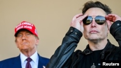Засновник Space X Ілон Маск (праворуч) та президент США Дональд Трамп. Фото: Brandon Bell/Pool via REUTERS