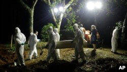 دفن جان باختگان بر اثر کرونا در برزیل - عکس آرشیو. 