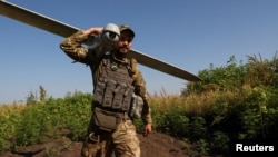 一名乌克兰军人在乌克兰顿涅茨克前线地区准备发射一架无人侦察机。（2023年7月6日）