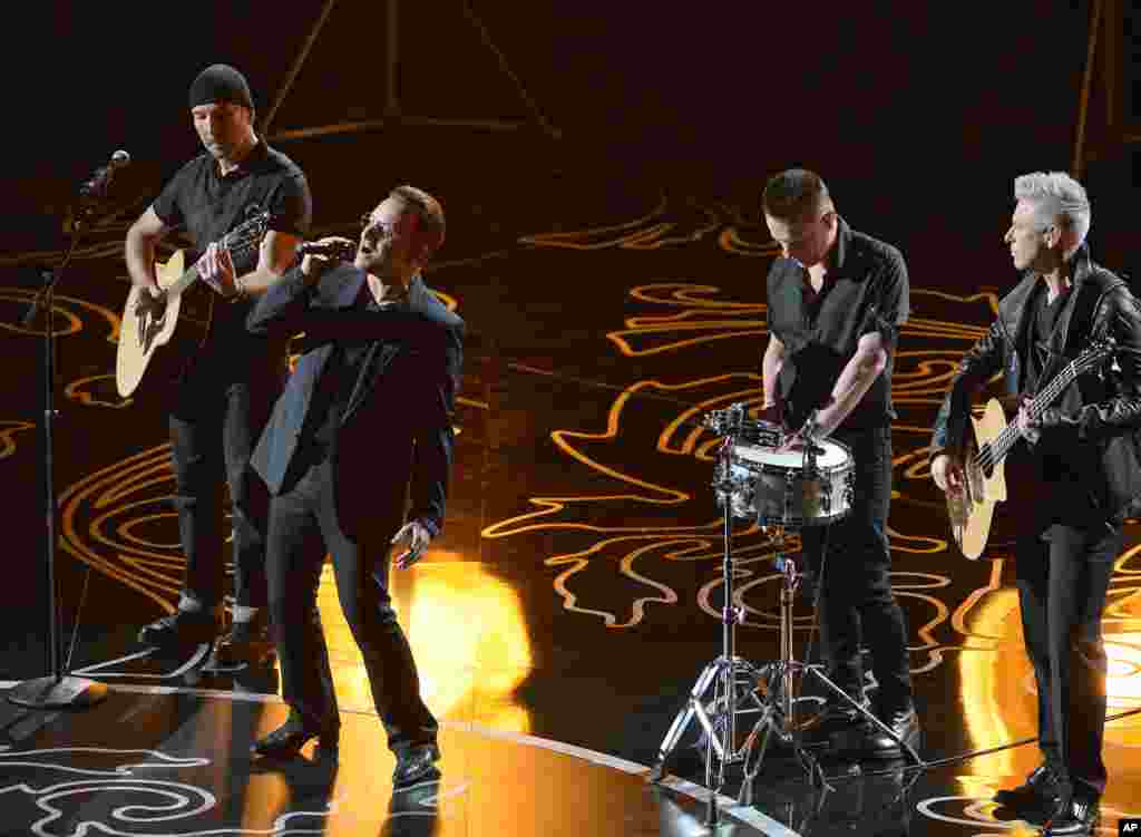 Dari kiri ke kanan, The Edge, Bono, Larry Mullen, Jr. dan Adam Clayton dari U2 menampilkan lagu nominasi Oscars &quot;Ordinary Love.&quot; (AP/John Shearer)