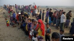 ဘင်္ဂလားဒေ့ရှ် နိုင်ငံ Cox's Bazar နားက Nauapara ဒုက္ခသည်စခန်းမှာ ရိုဟင်ဂျာ ဒုက္ခသည်တွေ ဆန်ပေးဝေမှုကို စောင့်နေကြစဉ် (ဒီဇင်ဘာ၊ ၂၅၊ ၂၀၁၇)