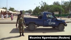 Un policier monte la garde près du site d'un attentat suicide à Ndjamena, au Tchad, le 11 juillet 2015. 