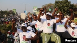 Para pendukung Edgar Lungu, pemimpin Front Patriotik, merayakan kemenangan tipis Lungu dalam pemilihan umum putaran kedua, di Lusaka, Zambia (15/8). (Reuters/Jean Serge Mandela)