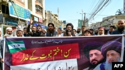 Para pendukung Tehreek-e-Labbaik Pakistan (TLP) berdemo memprotes hakim Mahkamah Agung Qazi Faez Isa terkait penerbitan aturan tentang penistaan agama , di Karachi, 23 Februari 2024. (Foto: Asif Hassan/AFP)