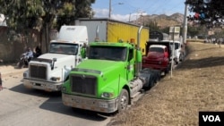 Los vehículos hacen fila en el tráfico durante una protesta de camioneros que han cortado las carreteras por el aumento de los precios del diésel, en Bogotá, Colombia, el 5 de septiembre de 2024. 