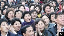 지난 달 15일 평양 대동강변에서 태양절 불꽃놀이를 기다리는 평양 시민들.