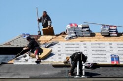 지난 2일 미국 미시간주 워렌에서 인부들이 지붕 수리 작업을 하고 있다.