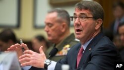 Menteri Pertahanan AS, Ash Carter (kanan) memberikan kesaksian di depan anggota Kongres AS, Selasa (22/3).