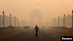 مه‌دود در دهلی‌نو، هند - آرشیو