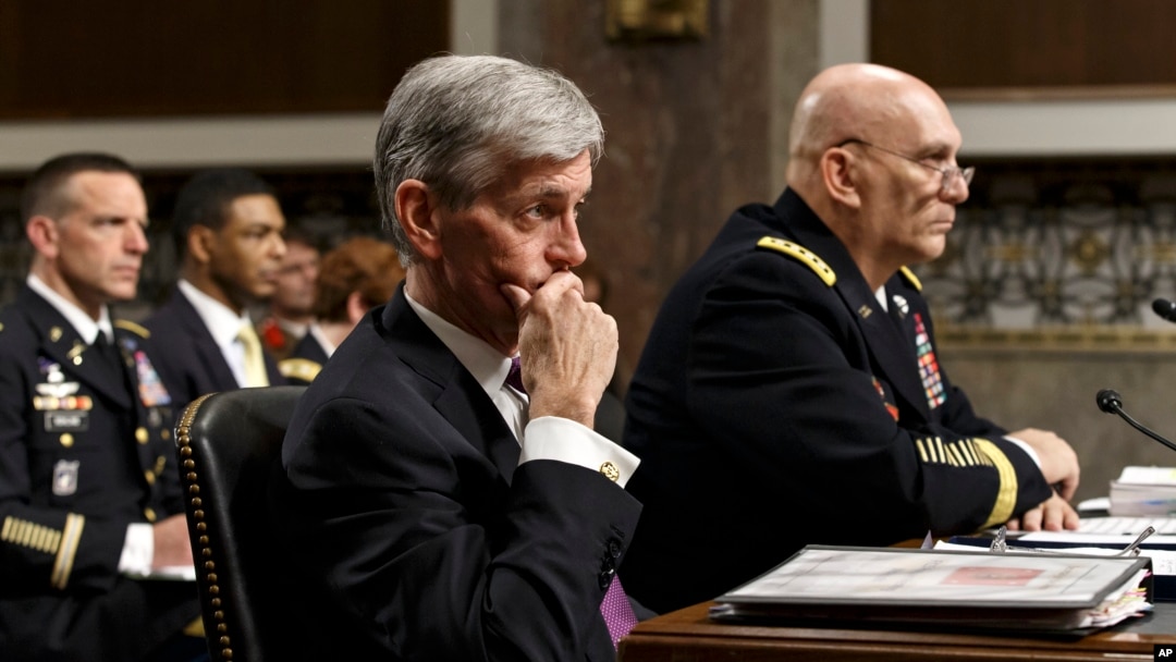 Menteri Angkatan Darat Amerika John M. McHugh (kiri) dan Jenderal Raymond Odierno memberikan keterangan mengenai insiden penembakan di Fort Hood, Texas di depan komite Senat AS, Kamis (3/4).