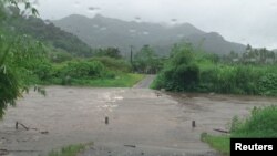 Penyeberangan Bagata di Jalan Vunivesi, Savusavu, tertutup banjir saat Topan Yasa melewati Fiji, 17 Desember 2020. (Foto: media sosial Fiji Roads Authority/via REUTERS).
