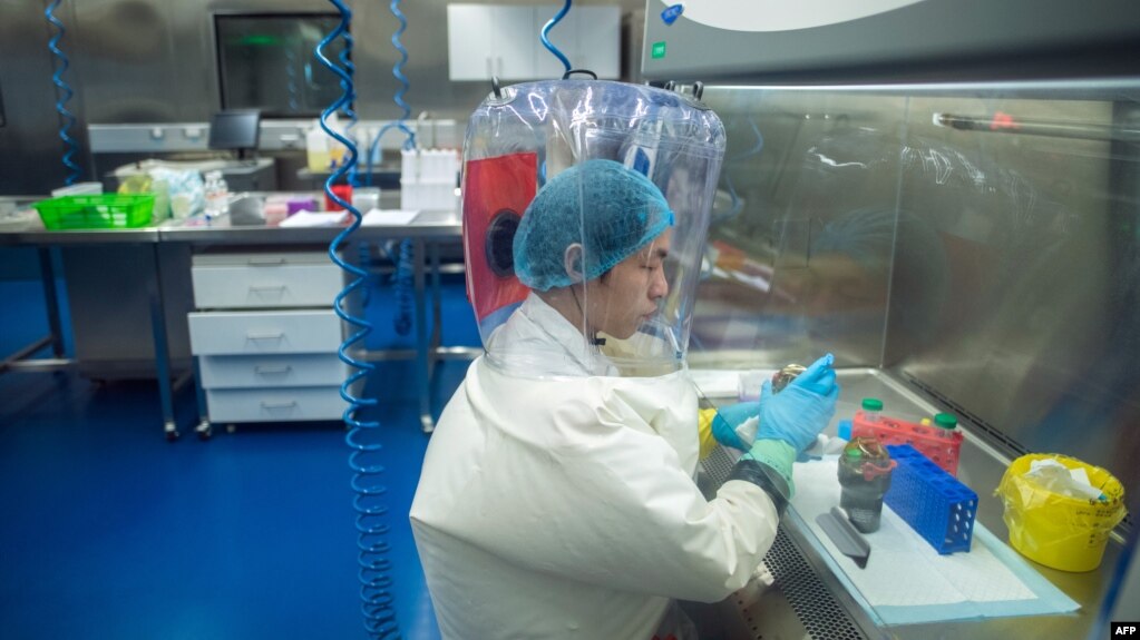 Një punonjës i laboratorit P4 në qytetin kinez Wuhan, provinca Hubei (23 shkurt 2017)