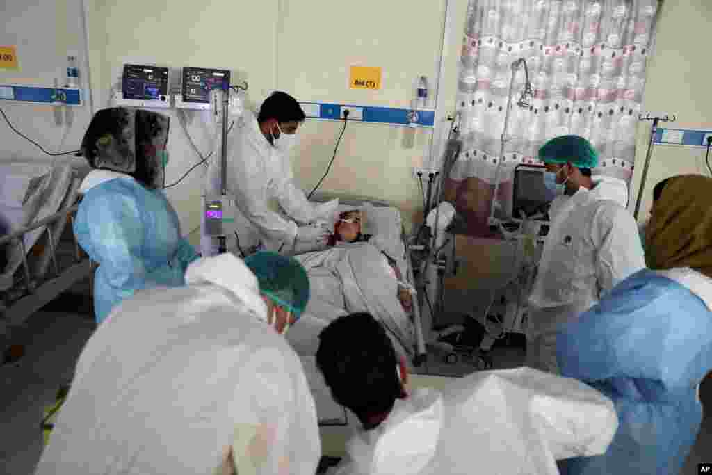 گروهی از پزشکان افغان و ژاپنی در یک بیمارستان در شهر کابل. افغانستان بیش از ۵۳ هزار مورد ابتلا به کرونا و ۲۲۵۷ مورد مرگ را ثبت کرده است. 