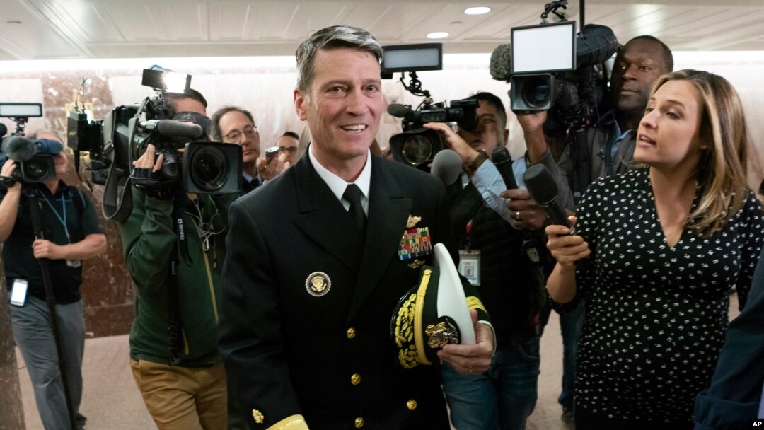 Chuẩn Đô đốc Ronny Jackson, người được Tổng thống Donald Trump đề cử làm Bộ trưởng Cựu chiến binh rời Thượng viện sau khi gặp một số Thượng nghị sĩ ngày 24/4/2018.