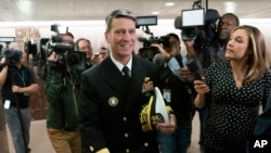 Chuẩn Đô đốc Ronny Jackson, người được Tổng thống Donald Trump đề cử làm Bộ trưởng Cựu chiến binh rời Thượng viện sau khi gặp một số Thượng nghị sĩ ngày 24/4/2018.