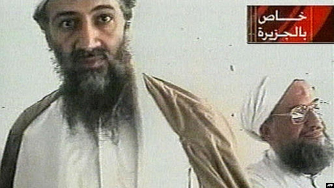 Ayman al-Zavohiriy (o'ngda) bugun al-Qoida guruhining rahbari