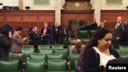 Les parlementaires canadiens se barricadent dans leurs bureaux et salles de réunion au moment de la fusillade qui a tué un soldat et un assaillant au parlement à Ottawa. Le 22 octobre 2014. La photo a été prise par le député Nina Grewal. REUTERS