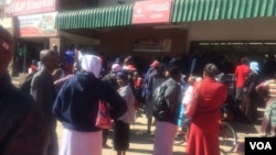 Vanhu vakamirira kutora mihoro yavo kumabhanga. (Photo: Patricia Mudadigwa)