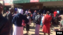 Vanhu vakamirira kutora mari dzavo mumabhanga