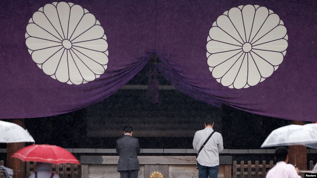 Du khách đi lễ ở đền Yasukuni, Tokyo, Nhật Bản, 17/10/2016.
