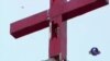 不顾政府阻挠，浙江一教堂重竖十字架