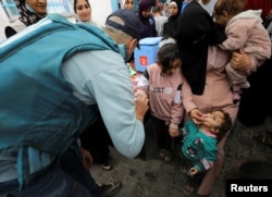 Anak-anak Palestina divaksinasi polio selama putaran kedua kampanye vaksinasi, di tengah konflik Israel-Hamas, di Kota Gaza, 2 November 2024. (Foto: Dawoud Abu Alkas/REUTERS)