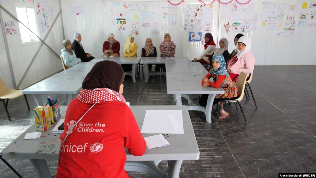 UNICEF dan kelompok bantuan kemanusiaan 'Save The Children' menggelar diskusi kelompok terkait pendidikan, perlindungan dan kelurga di kemah penampungan pengungsi Suriah di Zaatari, Yordania (Foto: dok). 