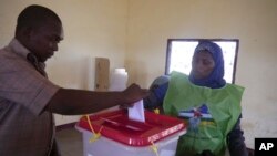 Mpigakura Cameroon akitumia haki yake ya kidemokrasia