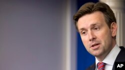 Le porte-parole Josh Earnest a refusé de confirmer si le président Barack Obama envisage des frappes aériennes contre l'Etat Islamique