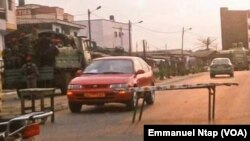 Les gendarmes empêchent une manifestation du SDF à Douala au Cameroun, le 4 mars 2017. (VOA/Emmanuel Ntap)