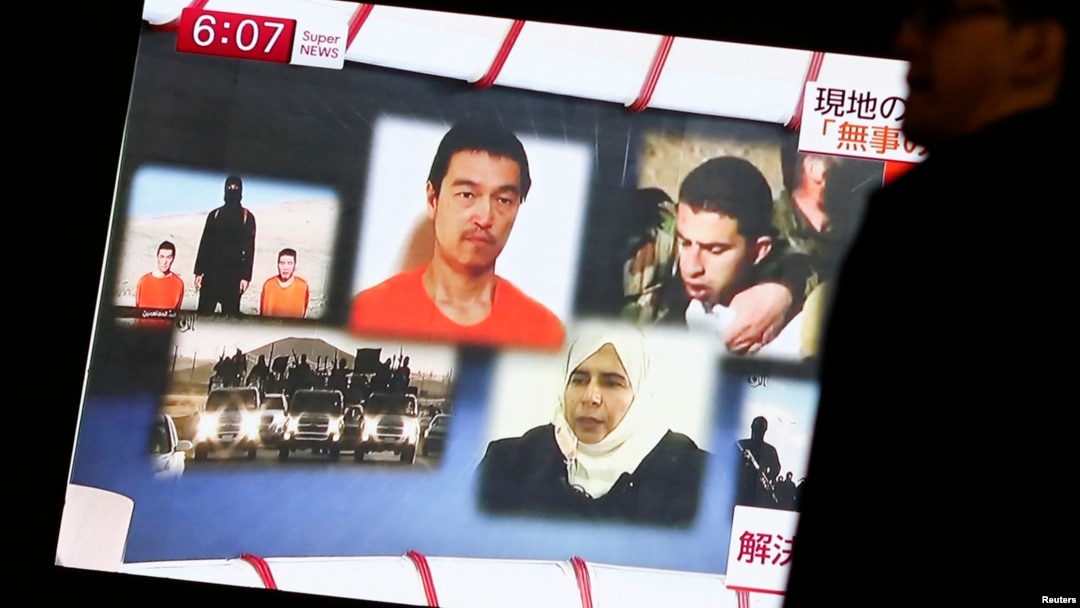 Tokio televideniyesida ko'rinish. Jangarilar yapon jurnalisti Kenji Goto, iordaniyalik harbiy uchuvchi Muat al-Kasabsiyni garovda saqlayapti.
