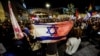 Manifestantes levantan la bandera de Israel en protestas masivas en Jerusalén contra la aprobación de partes de una reforma judicial el 24 de julio de 2023.