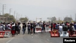 Manifestantes bloquean una carretera mientras exigen elecciones anticipadas y la liberación del derrocado líder peruano Pedro Castillo, en Ica, Perú, el13 de diciembre de 2022. REUTERS/Sebastian Castaneda